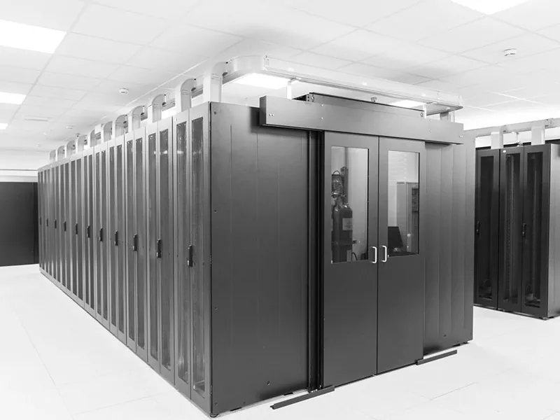 Закрытый шкаф с холодным коридором