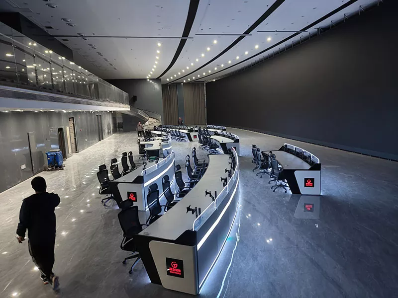 Изогнутая консоль мониторинга