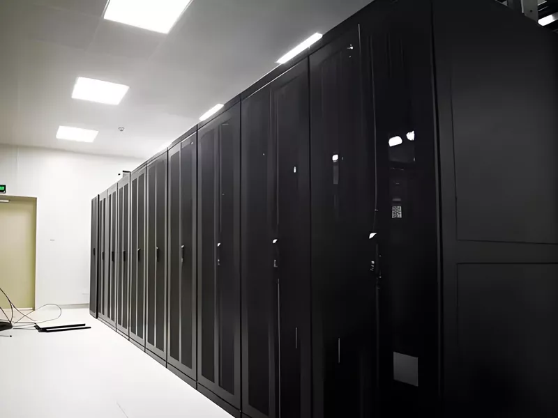 Шкаф холодного коридора центра обработки данных